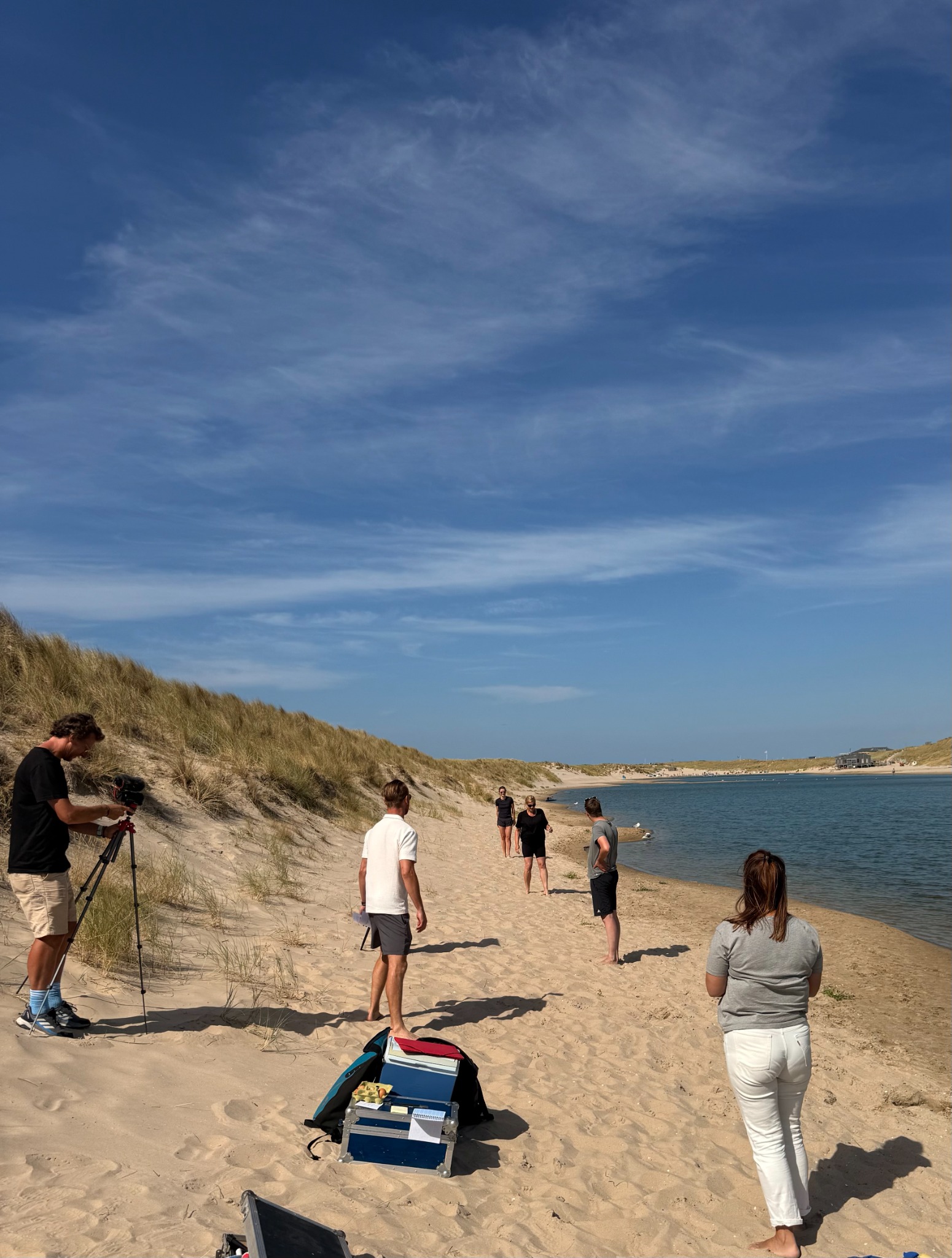 Deelnemers tijdens een praktijkopdracht van de leiderschapsinterventie tussen duinen en water